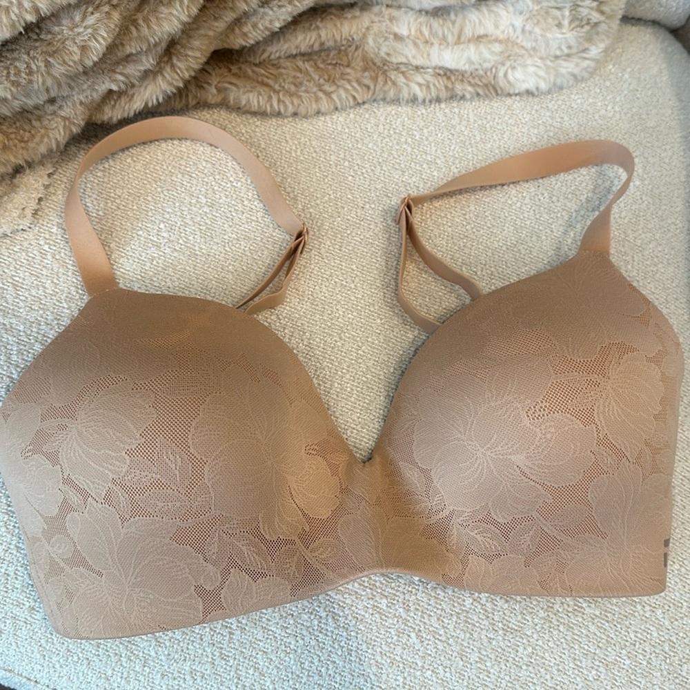 Tommy John | No Show Lace lined wireless bra 32DD NWOT